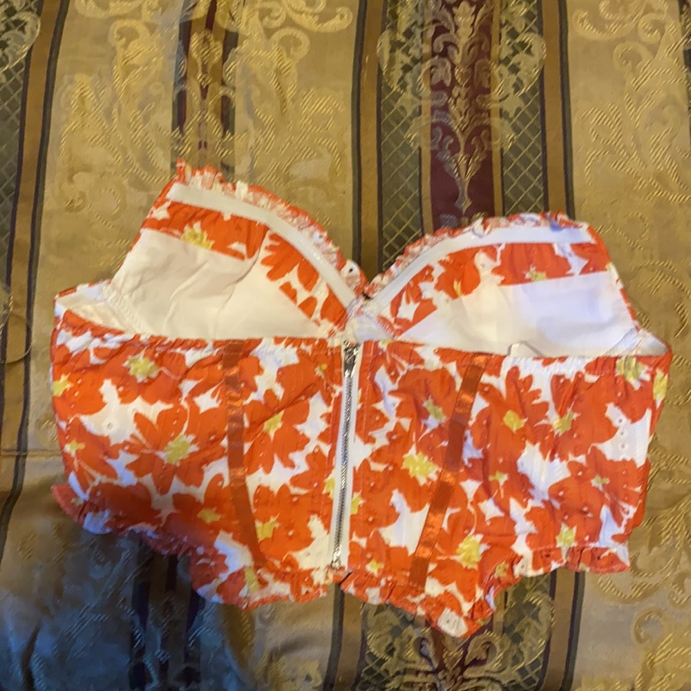 🙌🏾 Super cute 😍 red and yellow floral  crop top from SHEIN BRAND NEW SIZE M - Picture 2 of 2